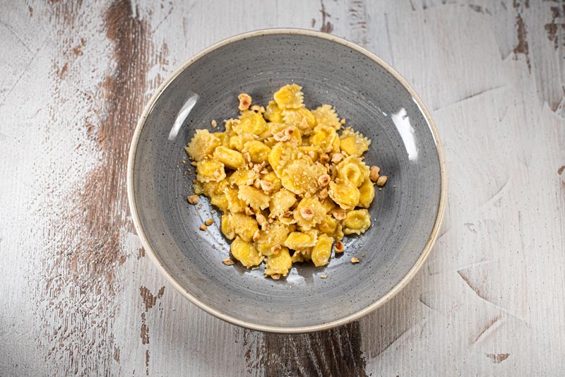 Primi piatti fantasiosi tradizionali di pasta fresca della Gastronomia